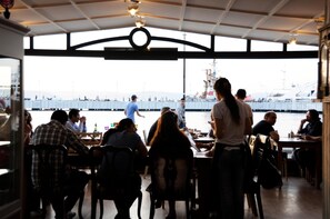 Se sirven desayunos, comidas y cenas con vista al mar 