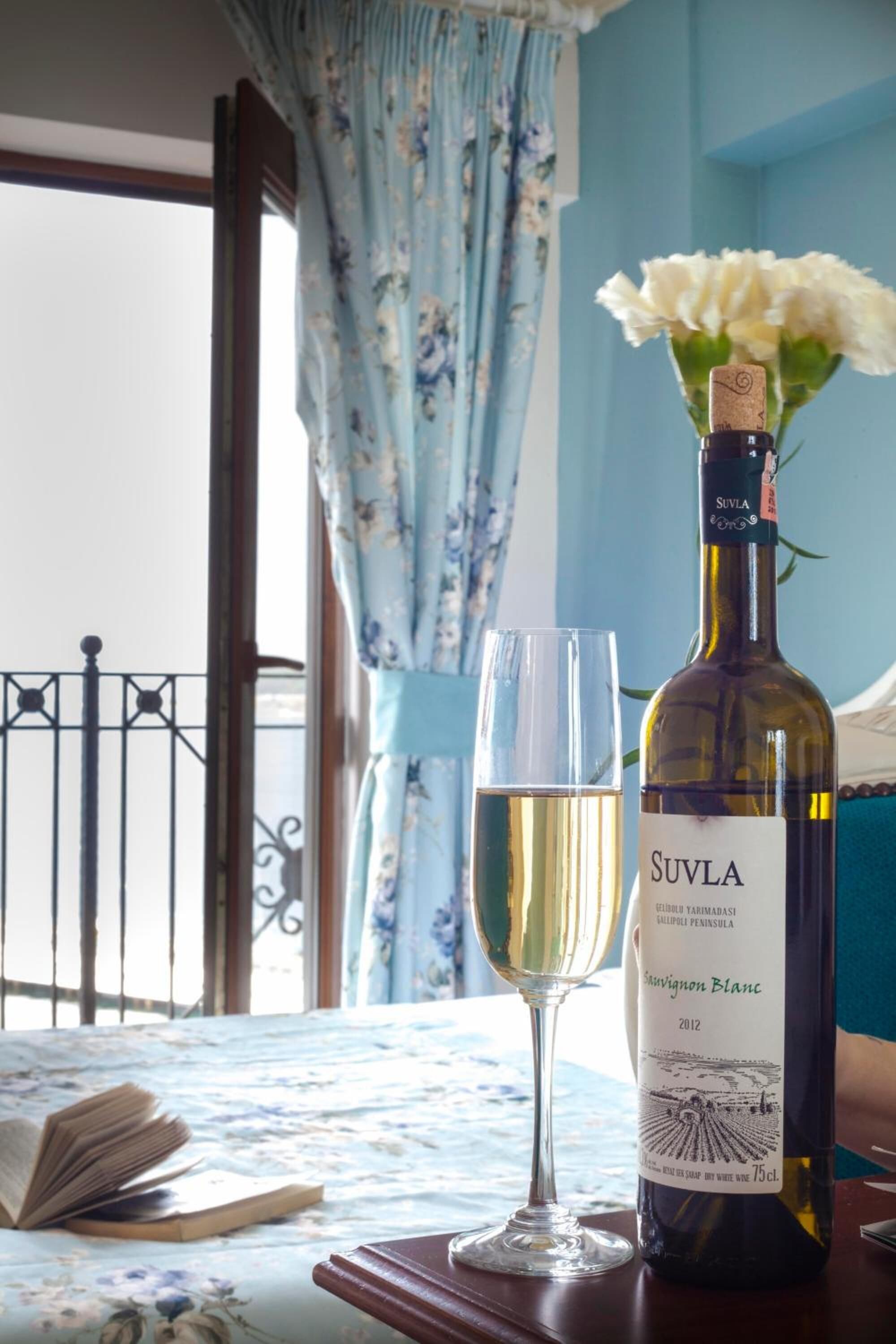 breakfast, lunch, dinner served; sea views