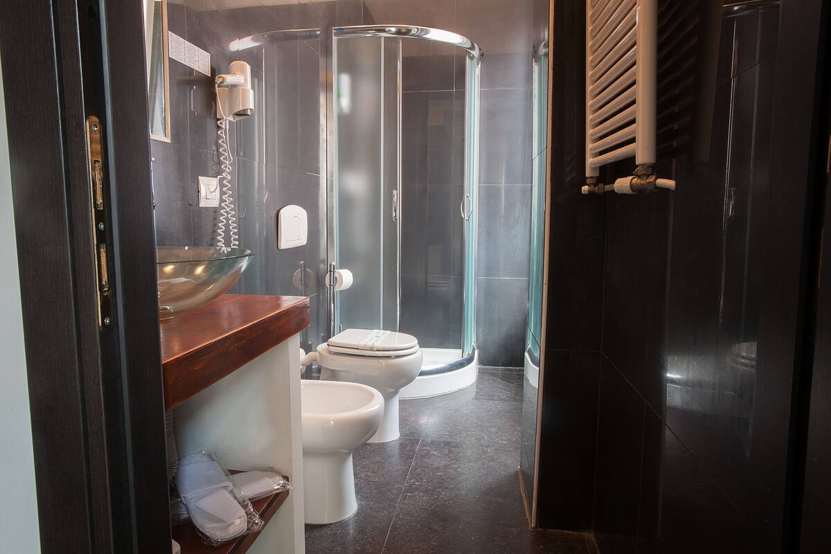 Dusche, kostenlose Toilettenartikel, Haartrockner, Bidet