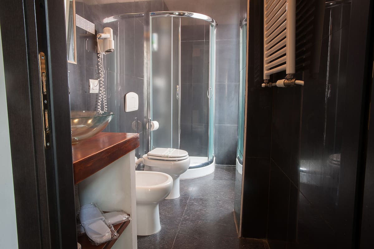 Dusche, kostenlose Toilettenartikel, Haartrockner, Bidet