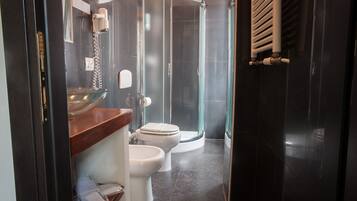 Dusche, kostenlose Toilettenartikel, Haartrockner, Bidet