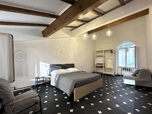 Premium bedding, in-room safe, free WiFi, bed sheets