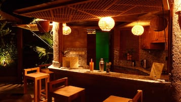 Bar (trong khuôn viên)