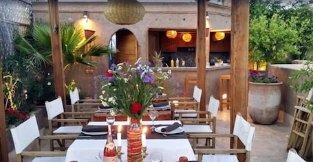 Se sirven desayunos y almuerzos; cocina marroquí; junto a la piscina