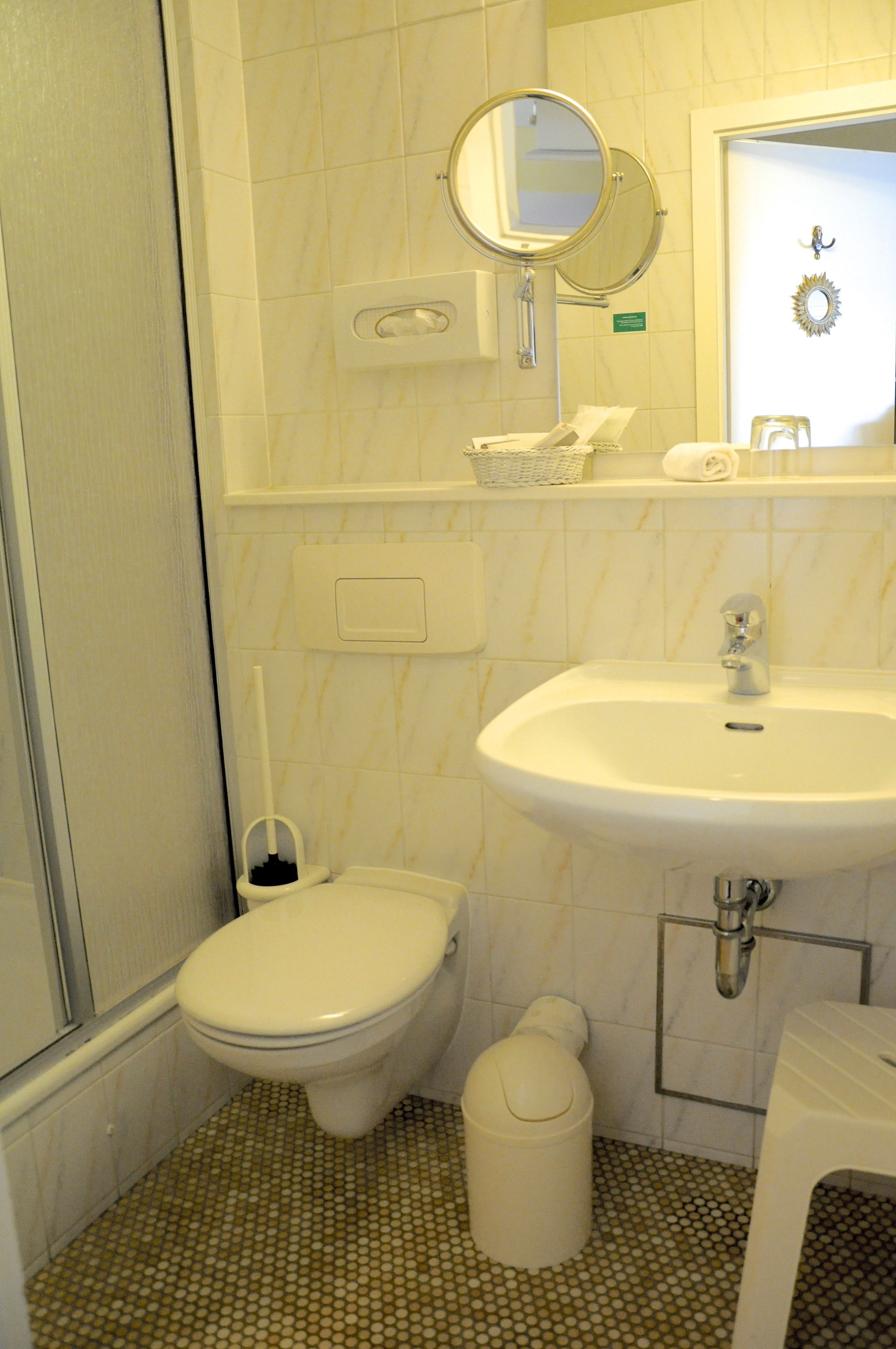 single room, lake view | bathroom shower