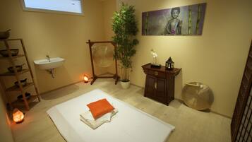 Sauna, Körperbehandlungen, Aromatherapie, Gesichtsbehandlungen