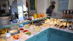 Ein reichhaltiges Buffet mit Speisen und Getränken.