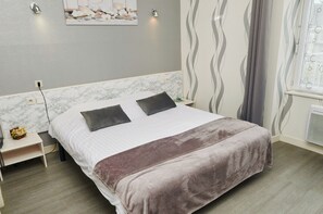 Standard Double Room | Hypo-allergenic bedding, desk, blackout curtains, soundproofing - Le Vedaquais (Vaas)