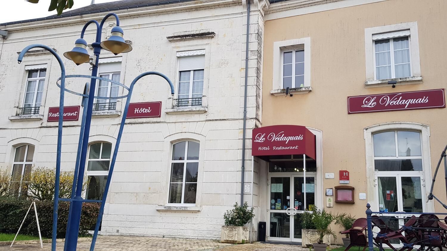 Un edificio con un letrero que dice 'Hotel' y otro que dice 'Restaurante', indicando que se trata de un hotel y restaurante.