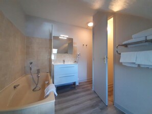 Triple Room | Bathroom - Hostellerie Saint Paul (Vivy)