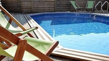 Utomhuspool och solstolar