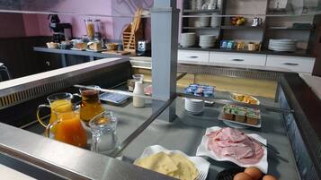 Petit déjeuner buffet servi tous les jours en supplément