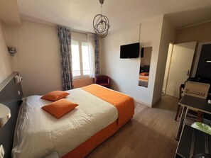 Desk, free WiFi, bed sheets - Logis hôtel de la Barque (Beaumont-sur-Sarthe)
