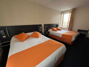 Habitación familiar | Escritorio, wifi gratis y ropa de cama