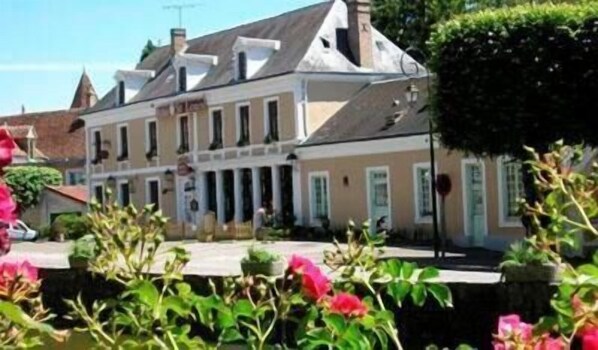 Unclassified image, 1 of 19, button - Relais Saint Louis (Belleme)