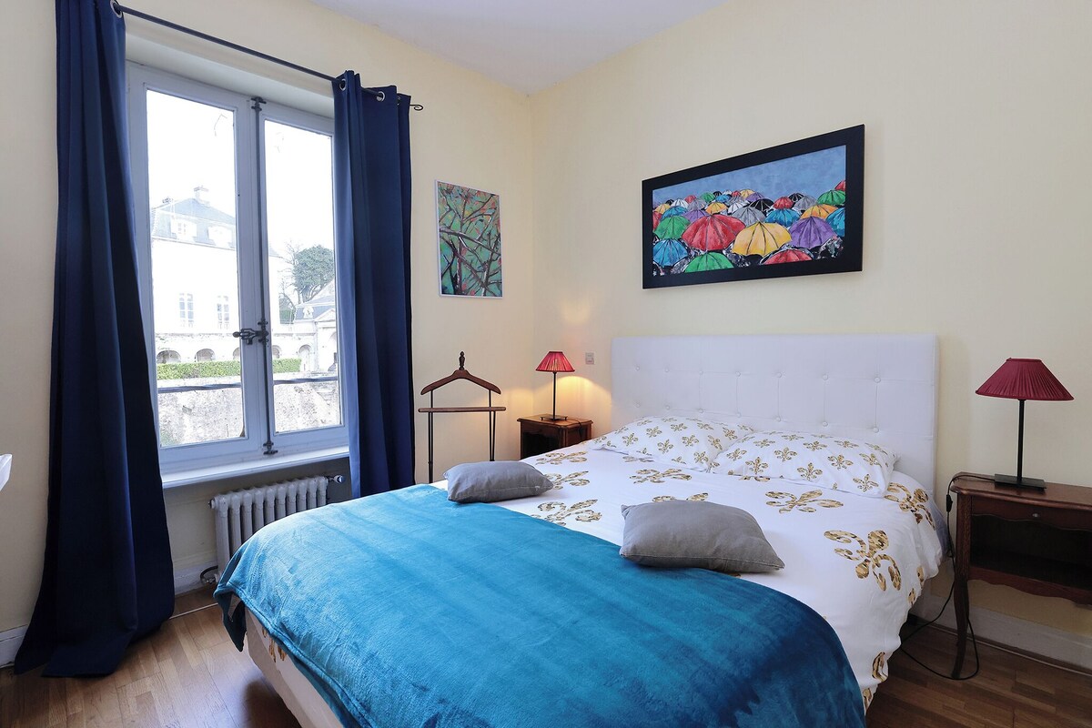 Premium bedding, desk, blackout drapes, iron/ironing board (on request)