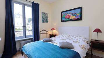Premium bedding, desk, blackout drapes, iron/ironing board (on request)