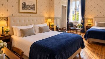 Een hotelkamer met een groot bed, twee nachtkastjes, een stoel, een raam met gordijnen, en een lijst met een afbeelding aan de muur.