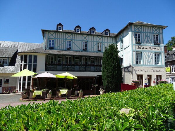 Vista frontal de la propiedad