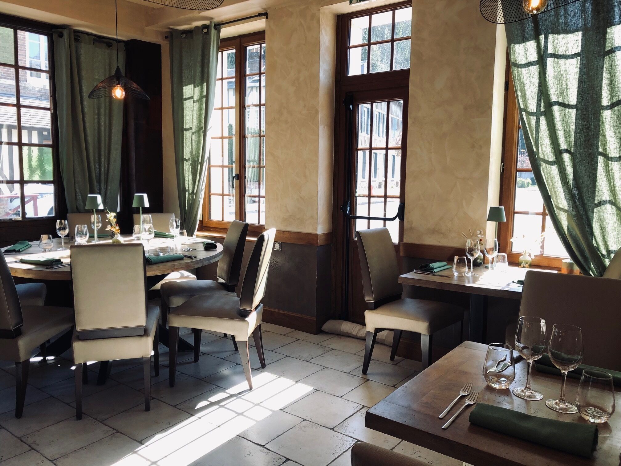 breakfast, lunch and dinner served