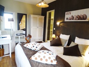 Habitación doble Confort | Escritorio, cortinas blackout, insonorización y wifi gratis 