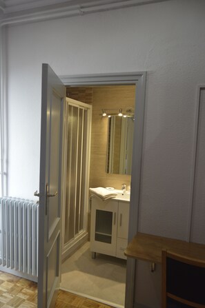 Chambre Simple Standard, 1 chambre, vue ville | Salle de bain | Douche, douche à « effet pluie », articles de toilette gratuits