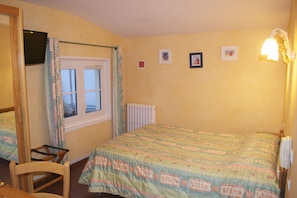 Een bureau, gratis babybedden, extra bedden (toeslag), gratis wifi