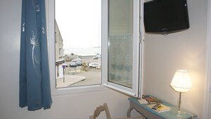 View from room - Hotel d'Arromanches (Arromanches-les-Bains)