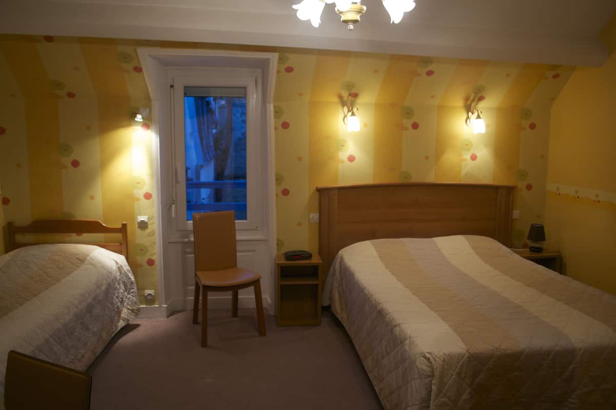 Triple Room | Desk, free cots/infant beds, rollaway beds, free WiFi