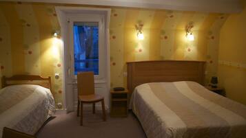 Triple Room | Desk, free cribs/infant beds, rollaway beds, free WiFi
