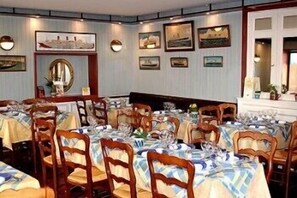 Ofereix taules a l'aire lliure i s'hi serveixen esmorzars i dinars