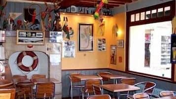 Se sirven desayunos, comidas y cocina francesa con mesas al aire libre