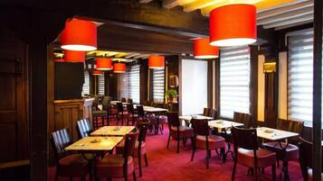 Bữa sáng buffet vào các ngày trong tuần (12 EUR/mỗi người)