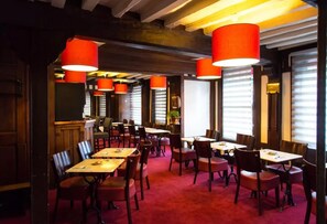 Buffet breakfast on weekdays (EUR 12 per person) - Hôtel de Normandie (Evreux)