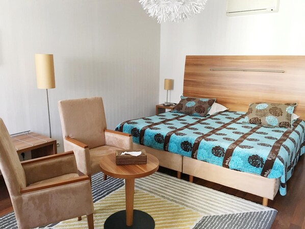 Escritorio, cunas gratuitas, camas plegables/adicionales y wifi 