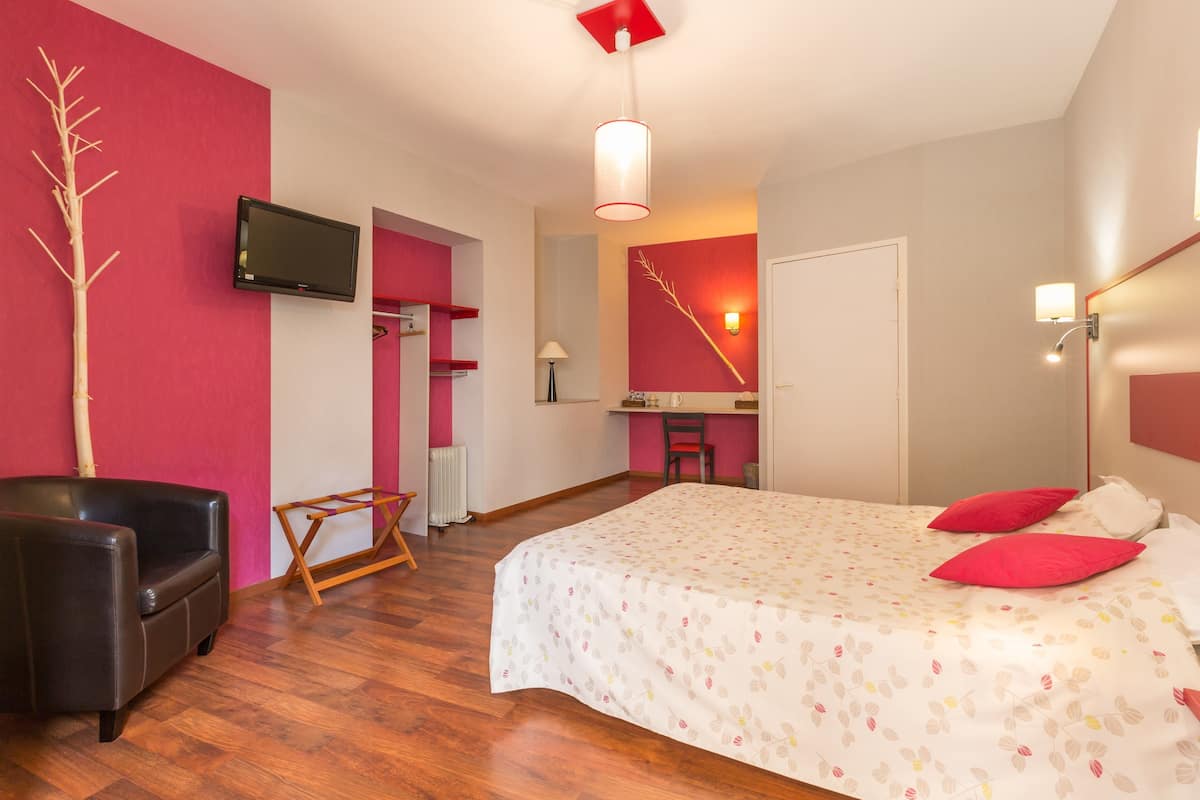 Desk, free cots/infant beds, rollaway beds, WiFi