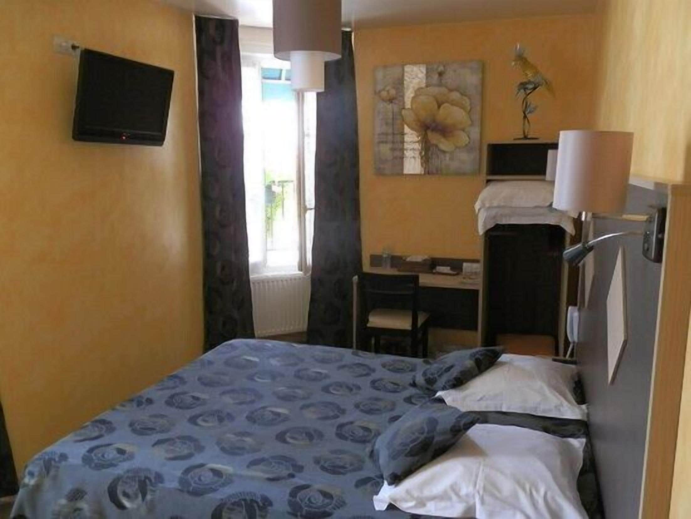 desk, free cots/infant beds, rollaway beds, wifi