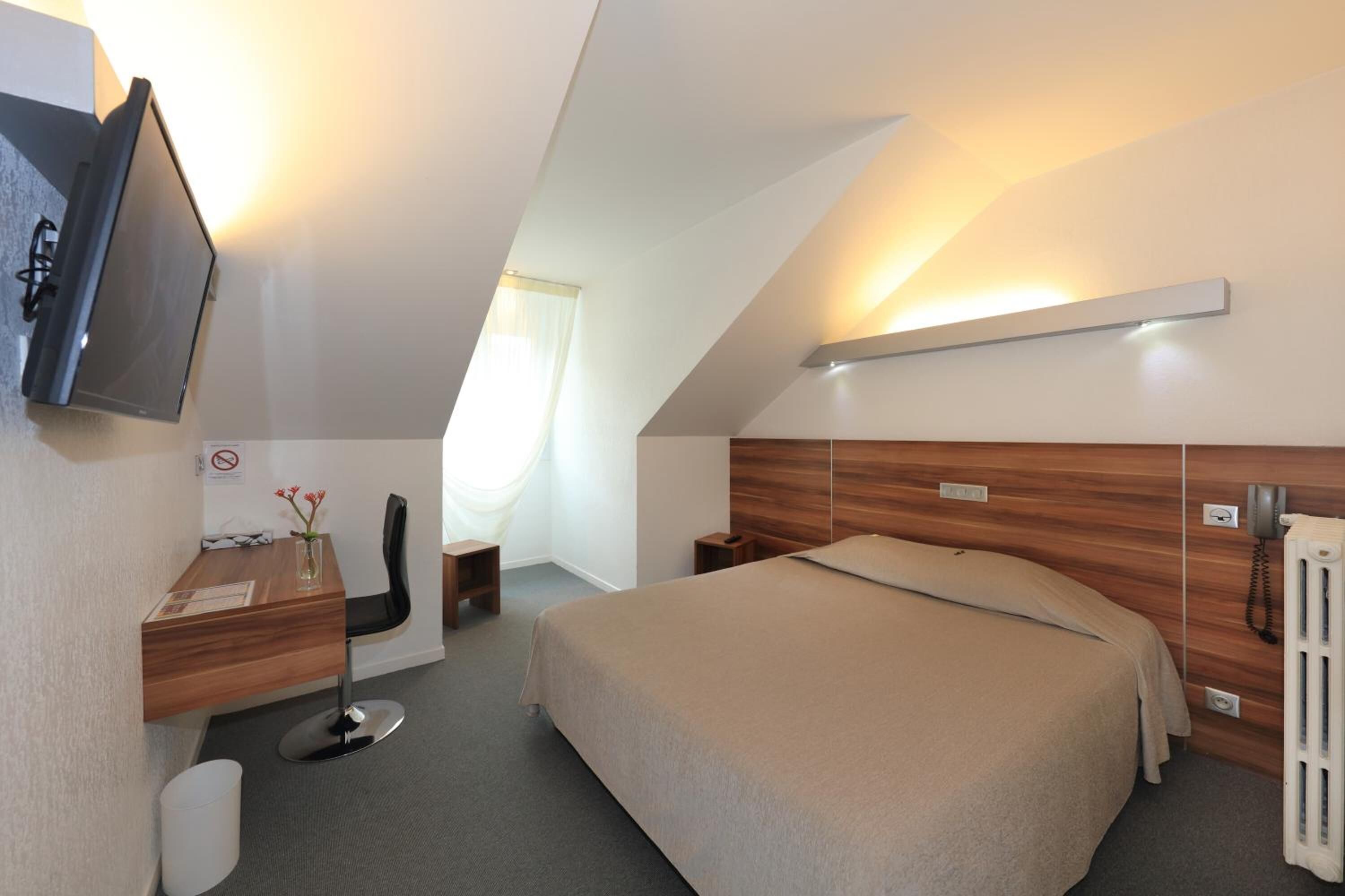 desk, free cots/infant beds, rollaway beds, free wifi