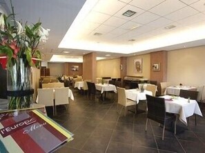 Serveert lunch, diner, Franse gerechten, openlucht dineren