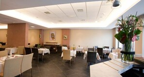 Déjeuner et dîner servis sur place, restauration en plein air 