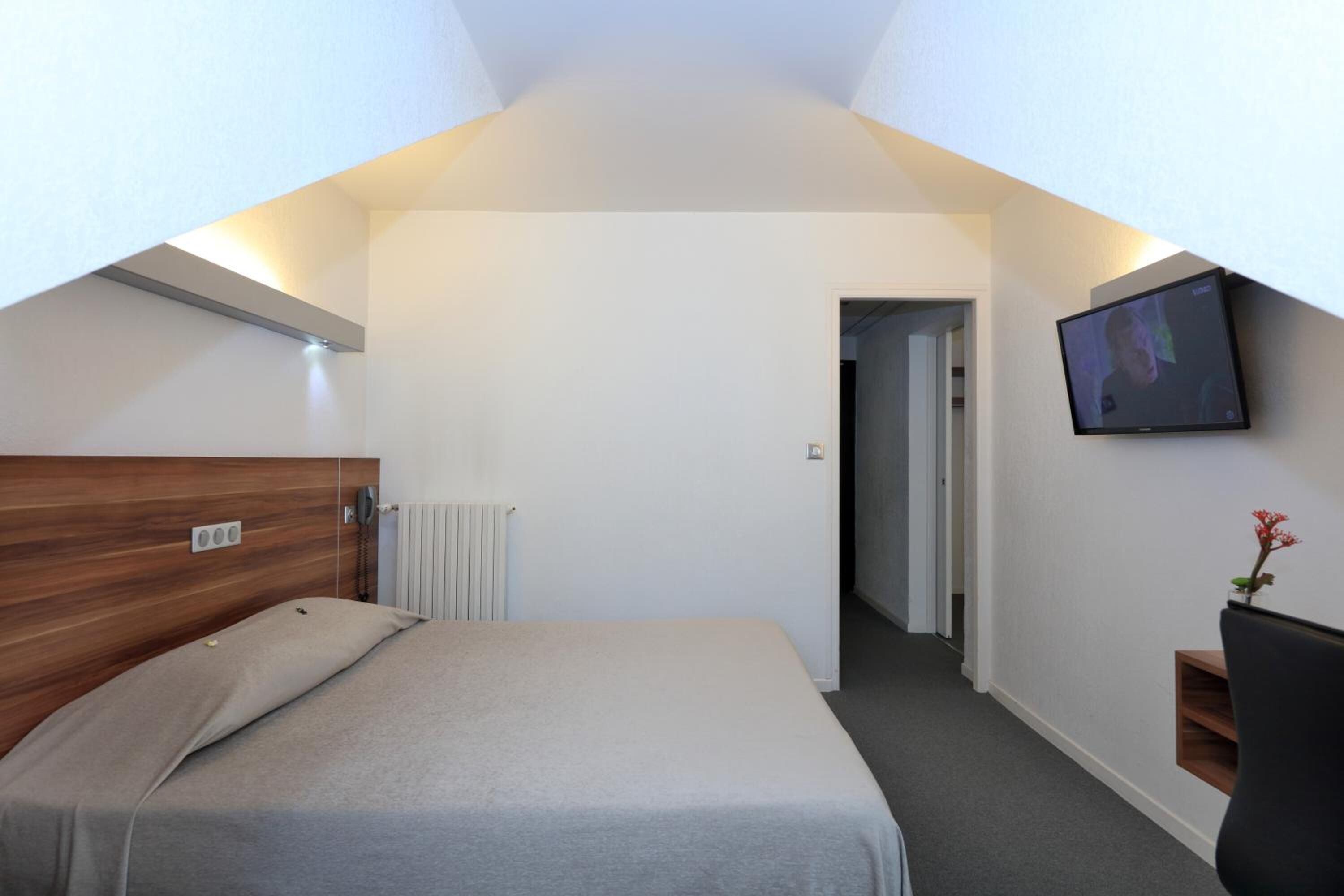 desk, free cots/infant beds, rollaway beds, free wifi