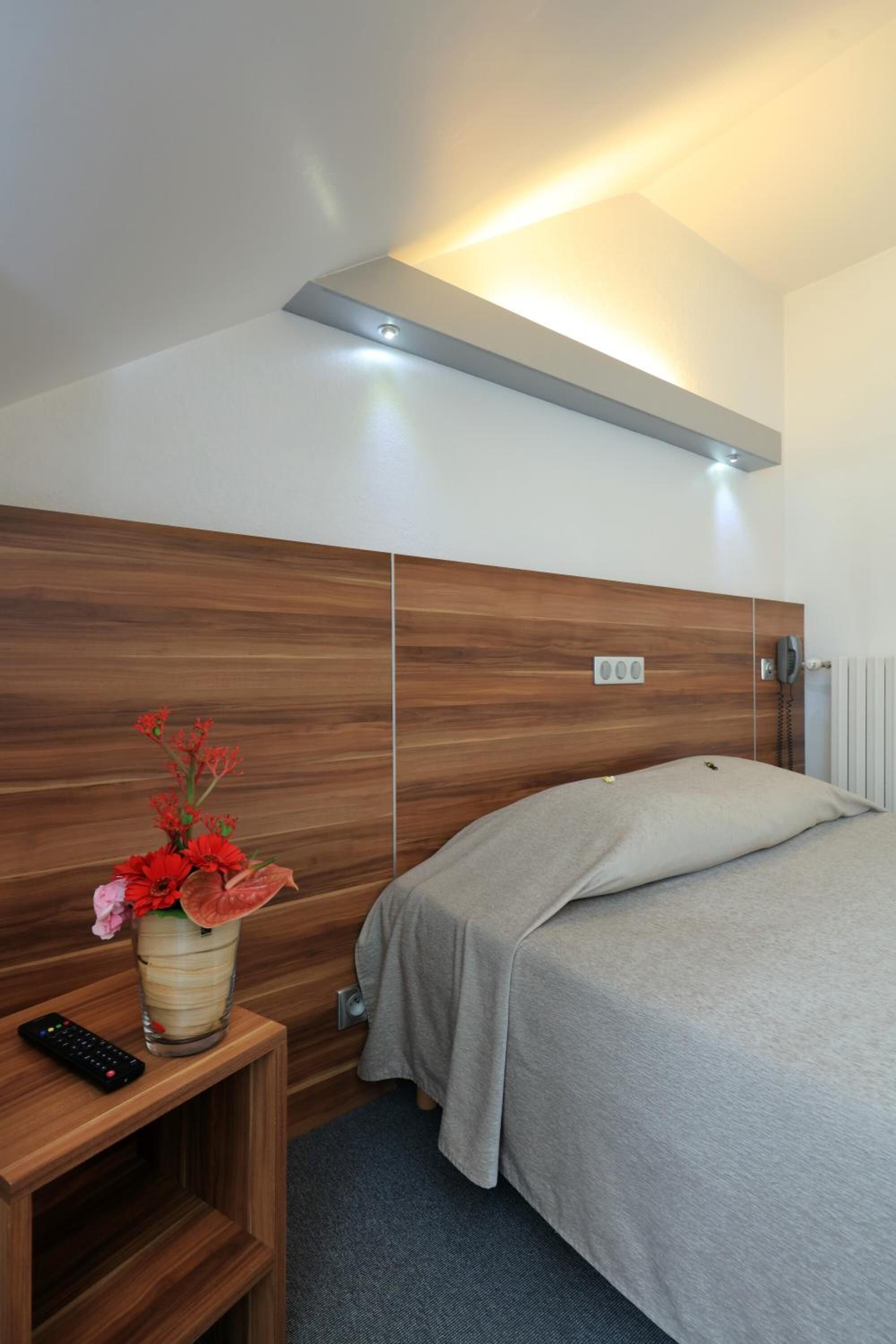 desk, free cots/infant beds, rollaway beds, free wifi