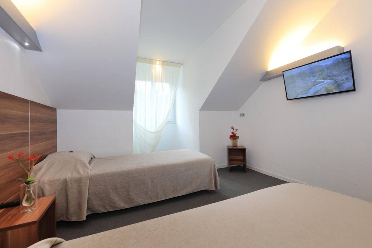 Triple Room, 3 Twin Beds | WiFi (free), bed sheets