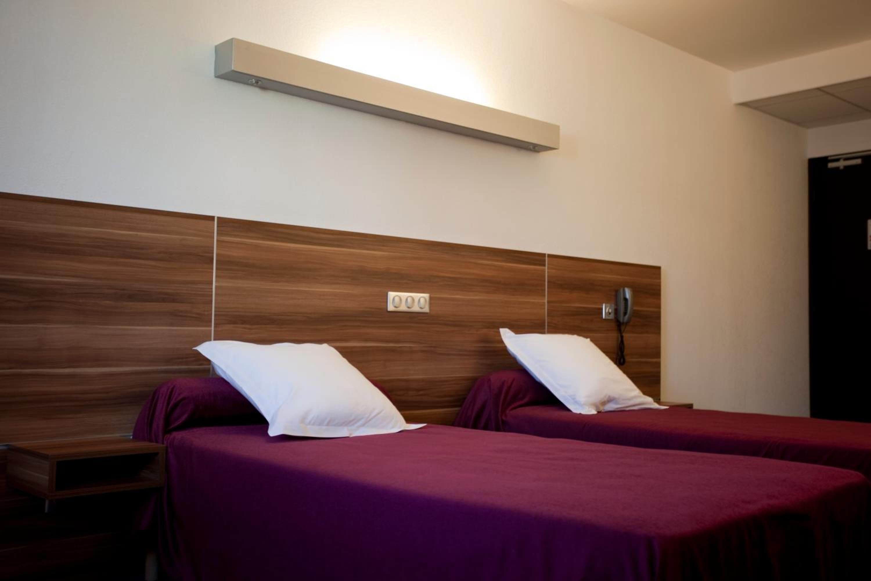 desk, free cots/infant beds, rollaway beds, free wifi