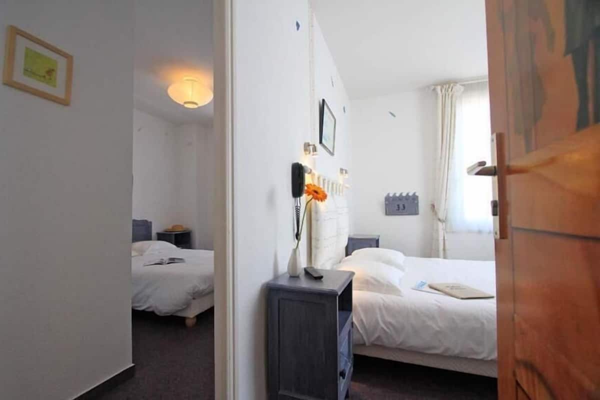 Family Room | Desk, cribs (free), WiFi (free)