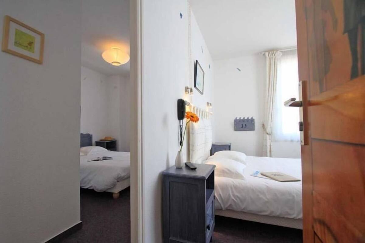 family room | desk, free cots/infant beds, free wifi