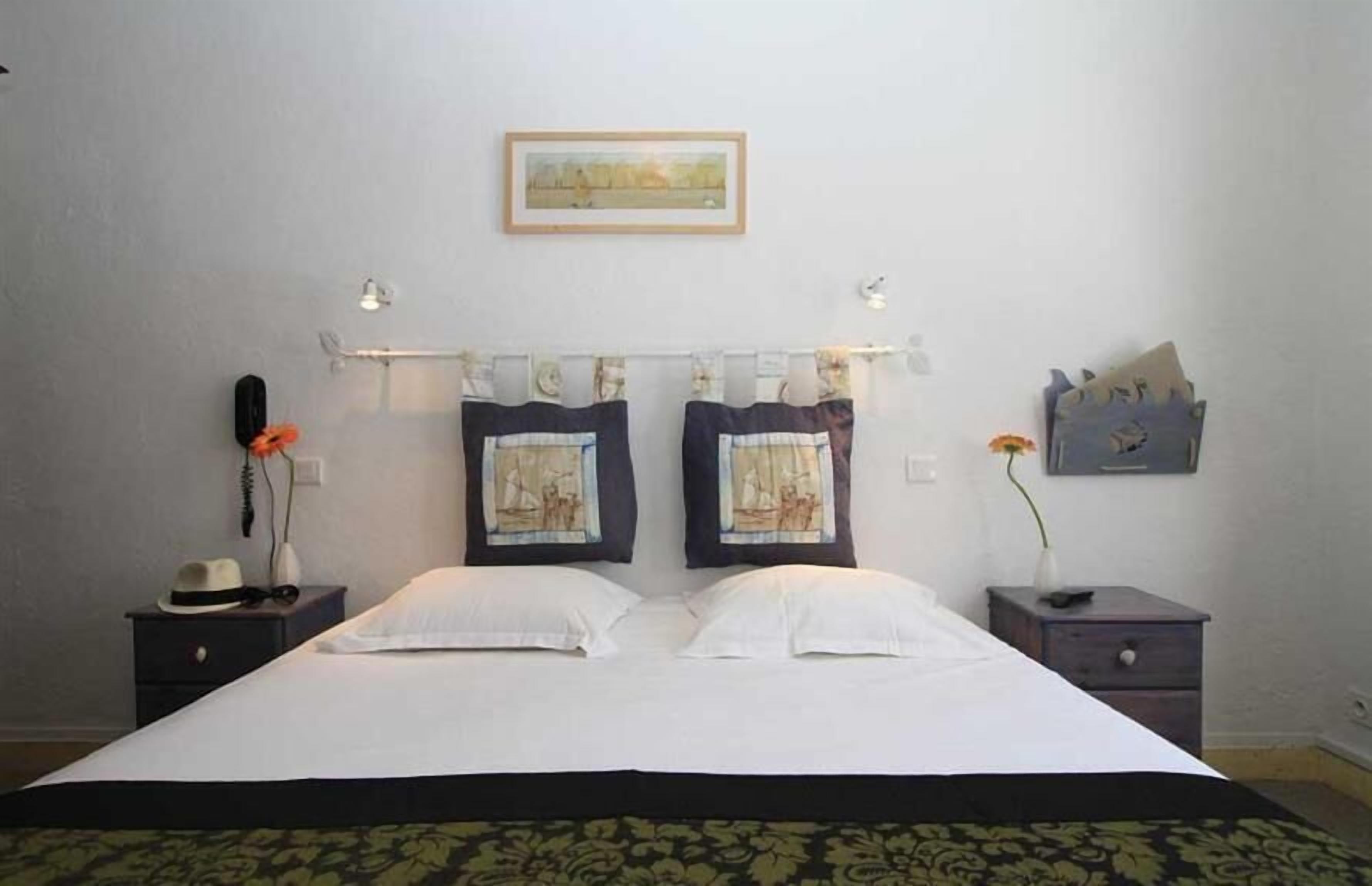 desk, free cots/infant beds, free wifi