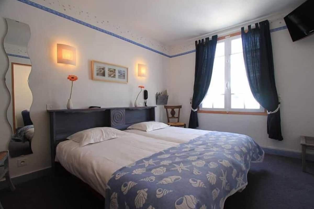 Standard-Zweibettzimmer | Schreibtisch, kostenlose Babybetten, kostenloses WLAN