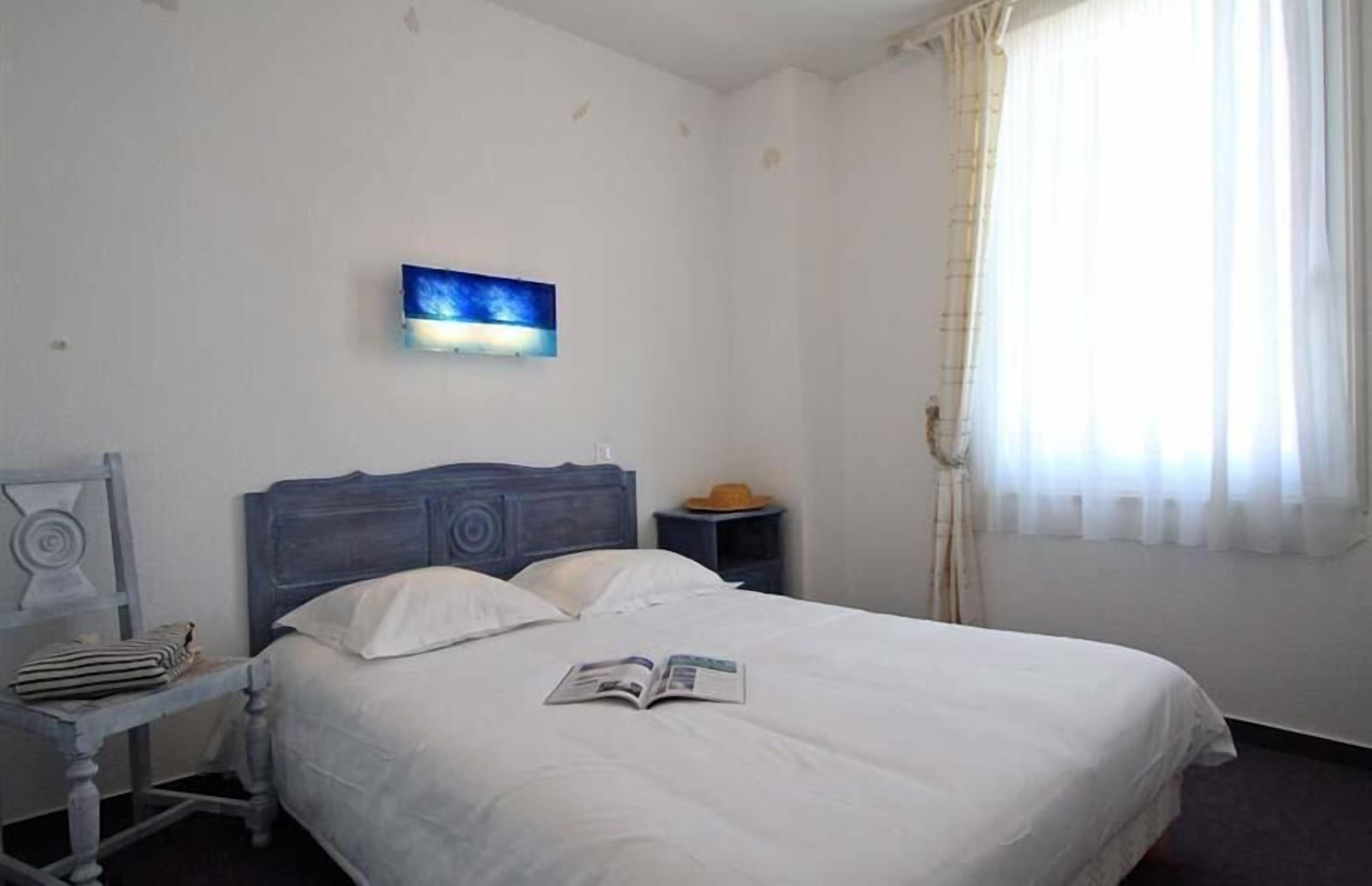 family room | desk, free cots/infant beds, free wifi