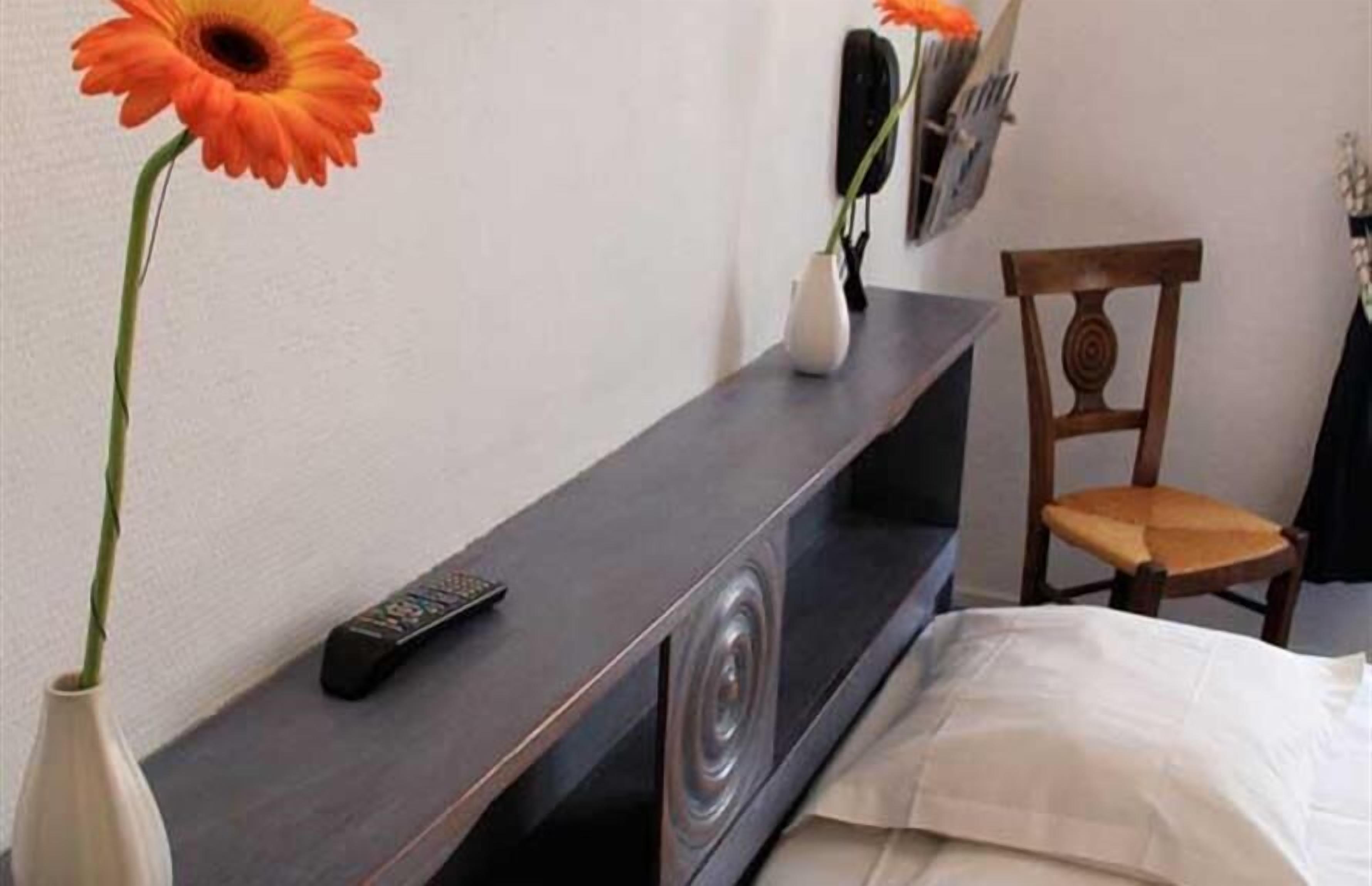 desk, free cots/infant beds, free wifi